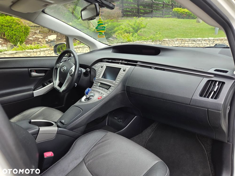 Toyota Prius (Hybrid) Executive - 17