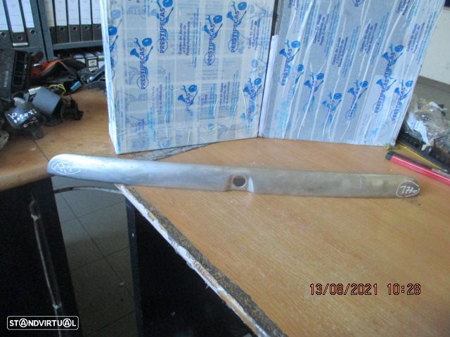 Grelha Friso 8D9827574 AUDI A4 SW 1996 5P MALA LUZ DE MATRICULA  AUDI A4 B5 AVANT 1996 1.9TDI 110CV 5P CINZA MALA - 1