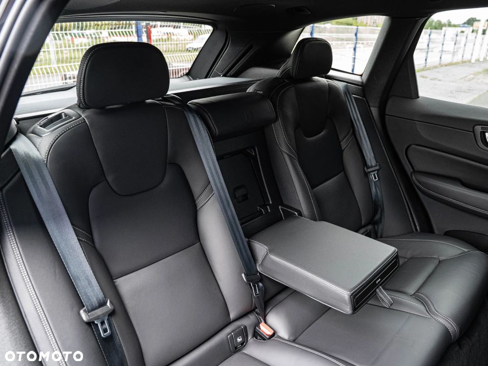 Volvo XC 60 B4 D Plus Dark - 26