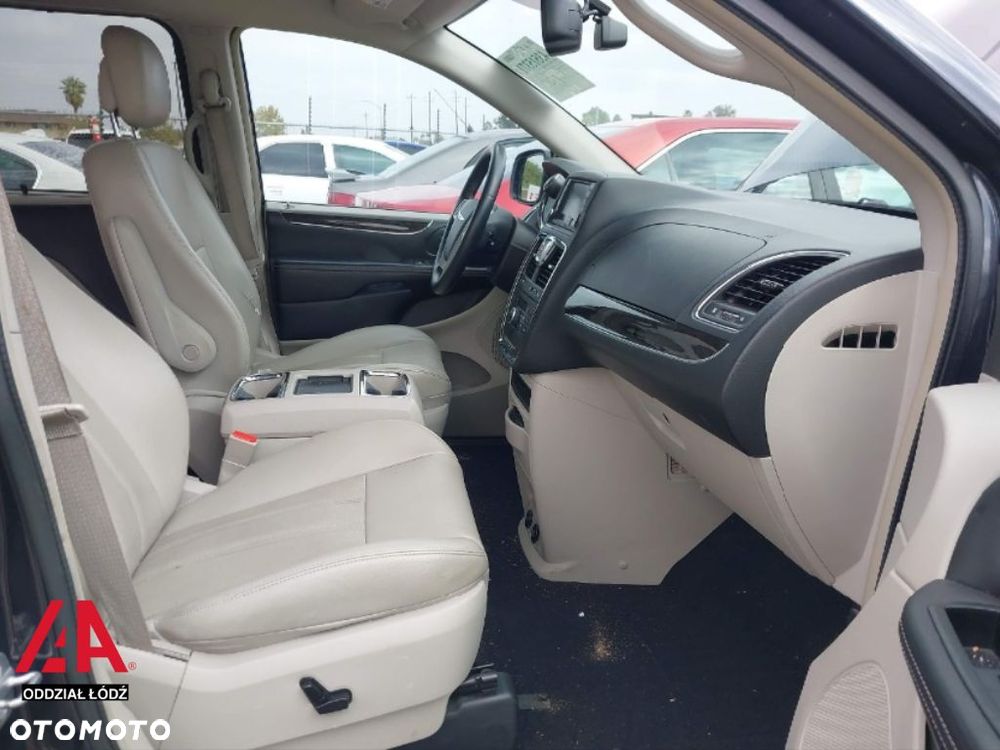 Chrysler Town & Country - 8