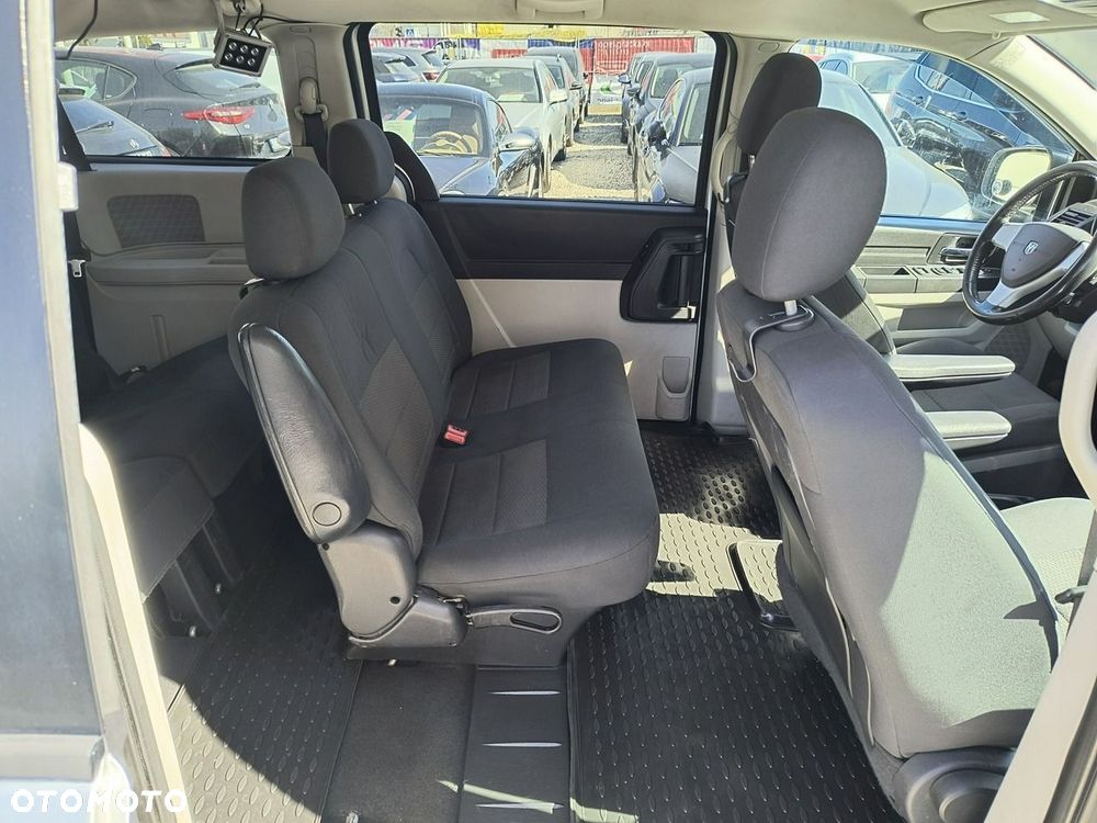 Dodge Caravan - 14