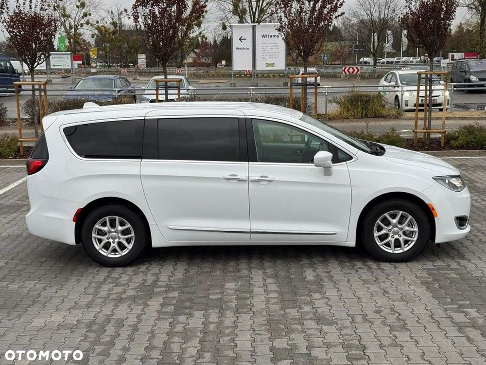 Chrysler Pacifica - 11