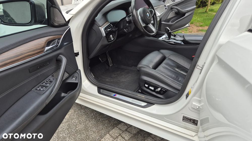 BMW Seria 5 M550i xDrive sport - 10