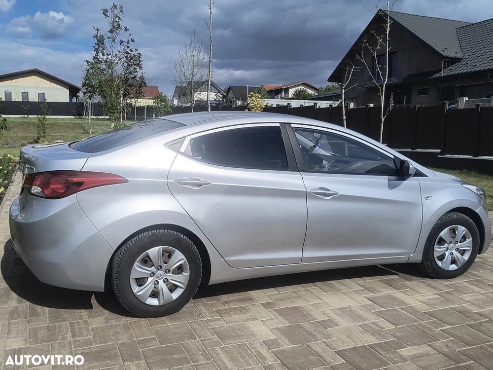 Hyundai Elantra - 1