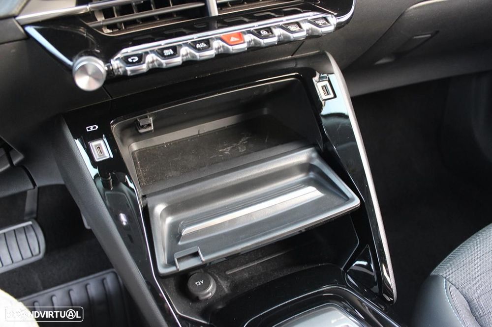 Peugeot e-2008 Allure - 28