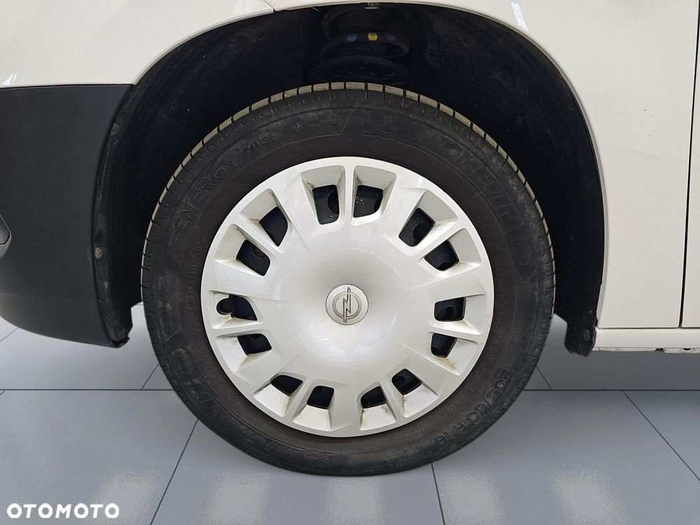 Opel Combo 1.5 DT Edition 102KM - 32