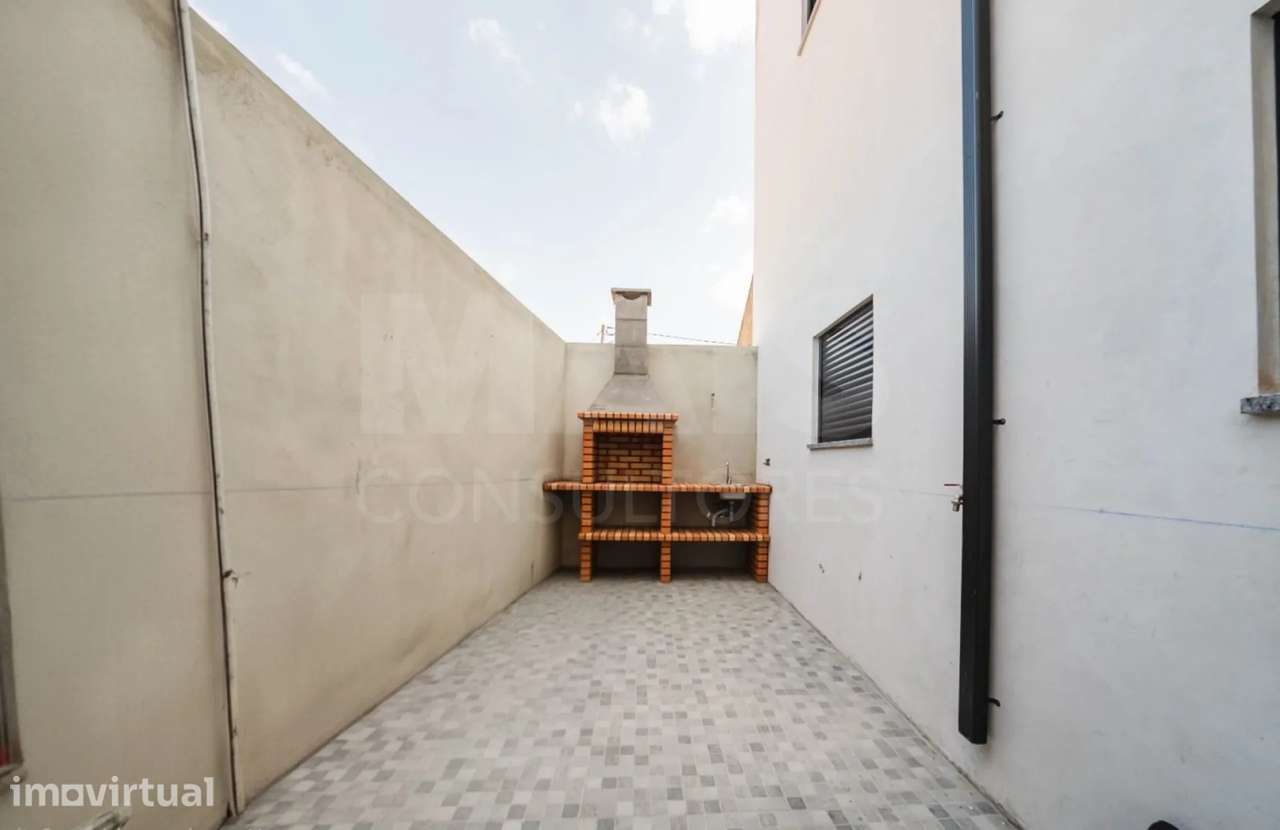 Moradia T3 Nova com Piscina - Grande imagem: 2/42