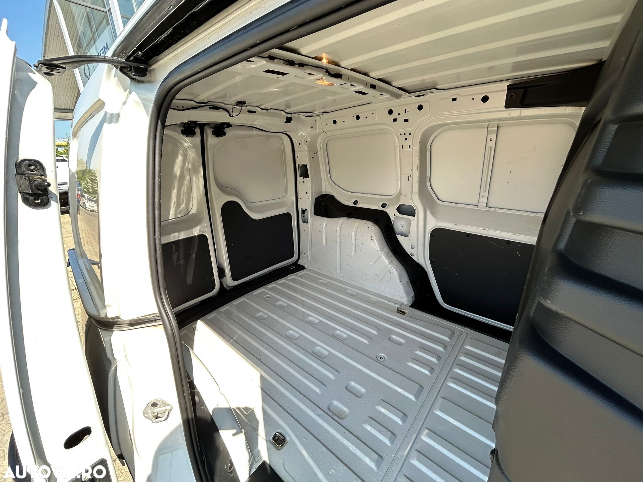Volkswagen Caddy Cargo - 8