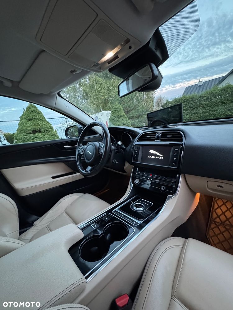 Jaguar XE - 18