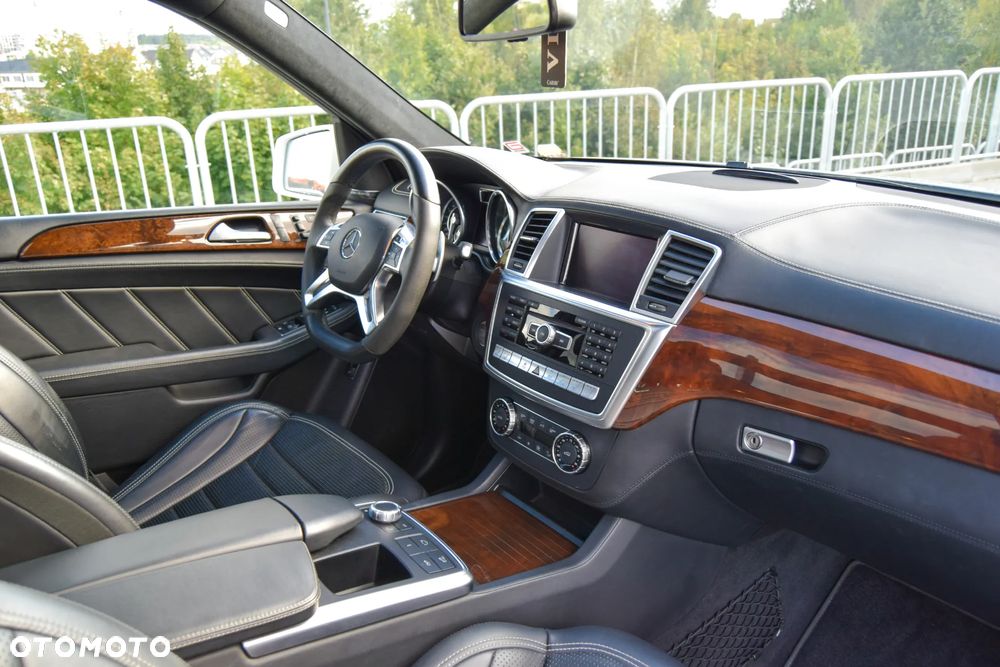 Mercedes-Benz ML 63 AMG 4Matic AMG SPEEDSHIFT 7G-TRONIC AMG Performance Package - 28