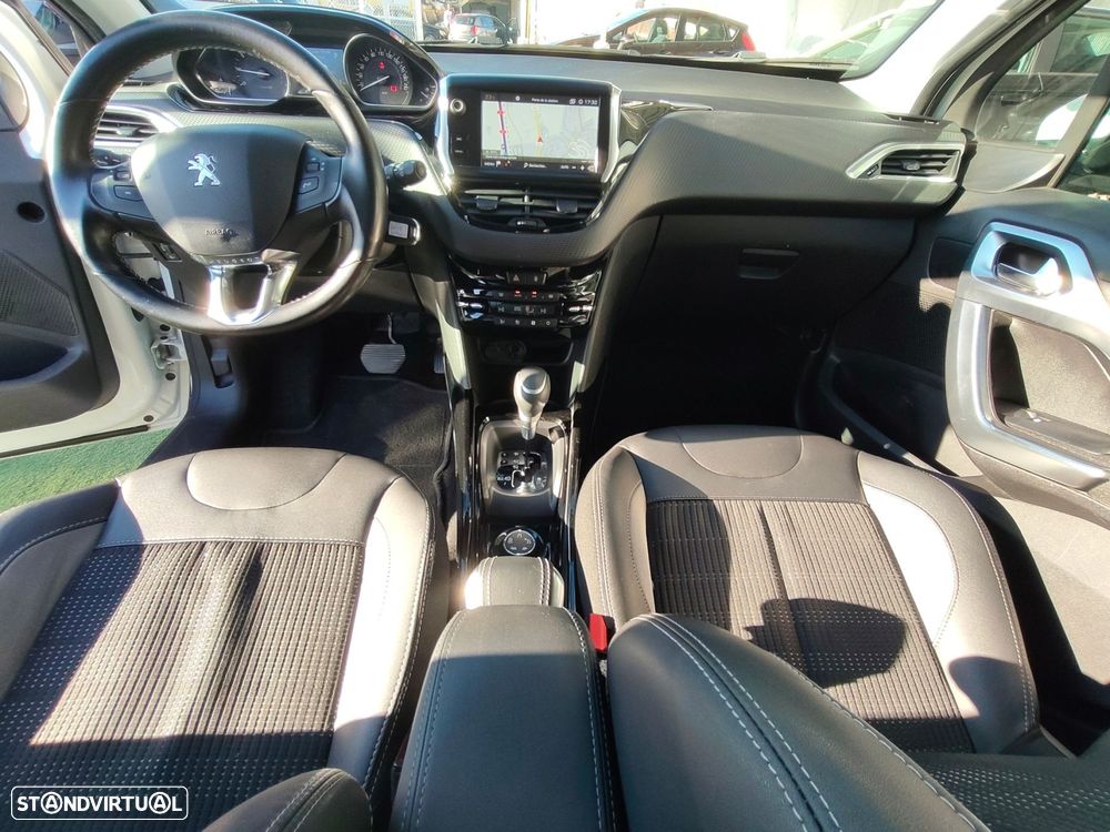 Peugeot 2008 1.2 PureTech Allure EAT6 - 5