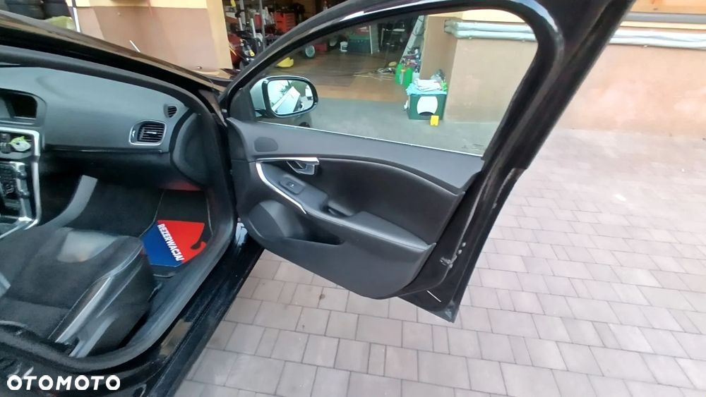 Volvo V40 D2 R-Design - 17