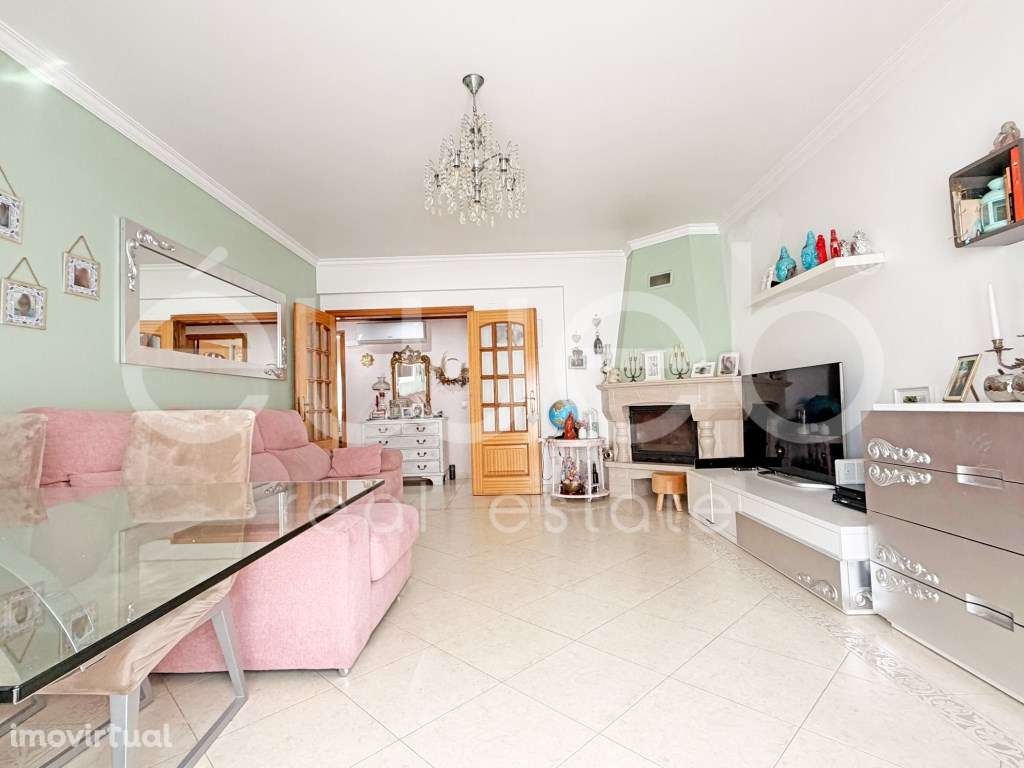 Apartamento T2 com arrecadação para venda na Quinta do Conde - Grande imagem: 2/26