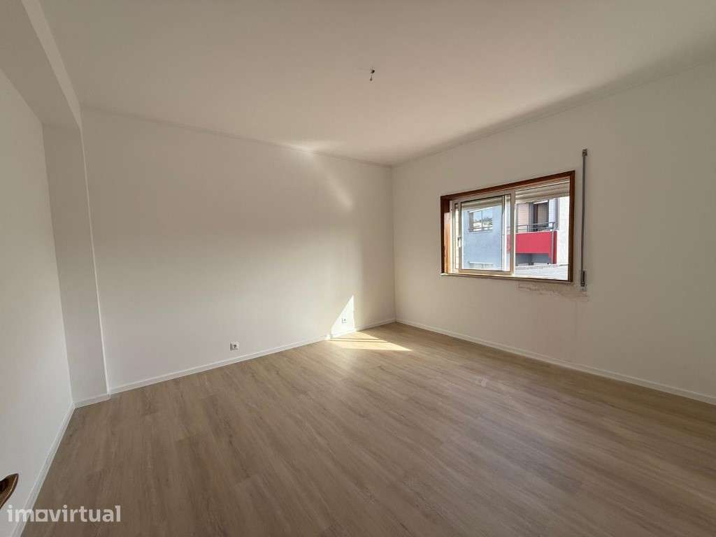 T2 Renovado com Lugar de Garagem | Baguim do Monte - Grande imagem: 4/13