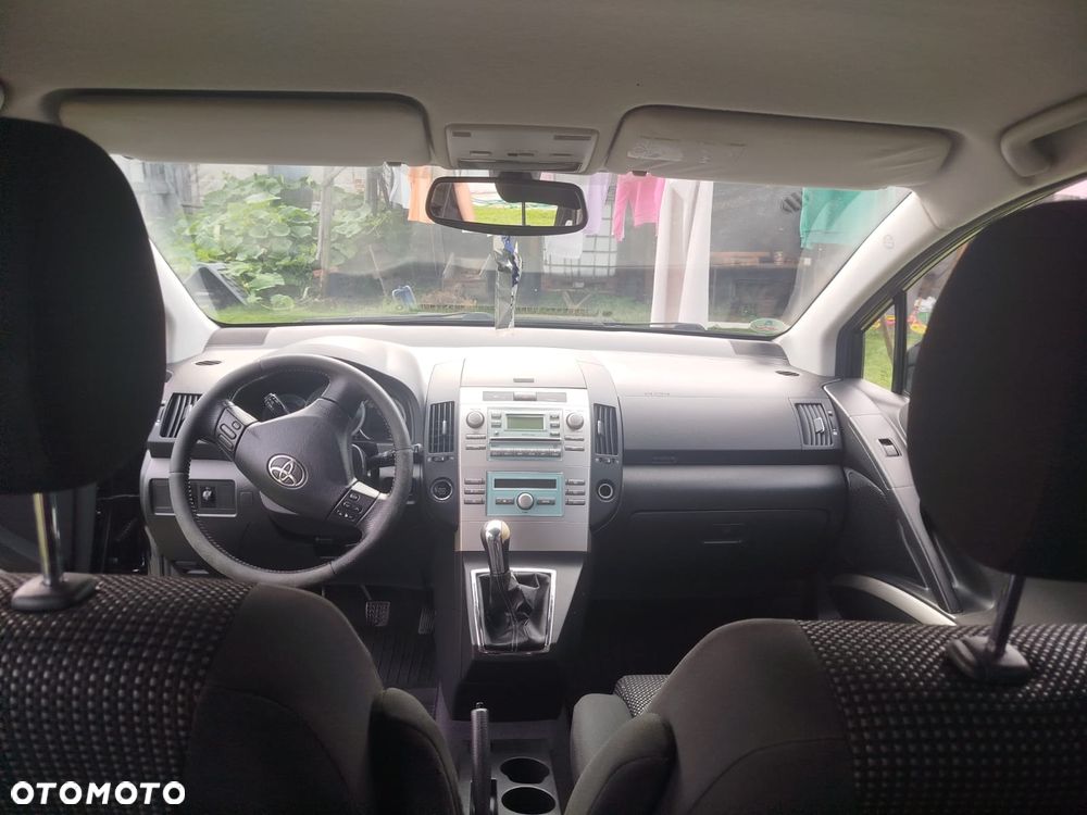 Toyota Corolla Verso - 8