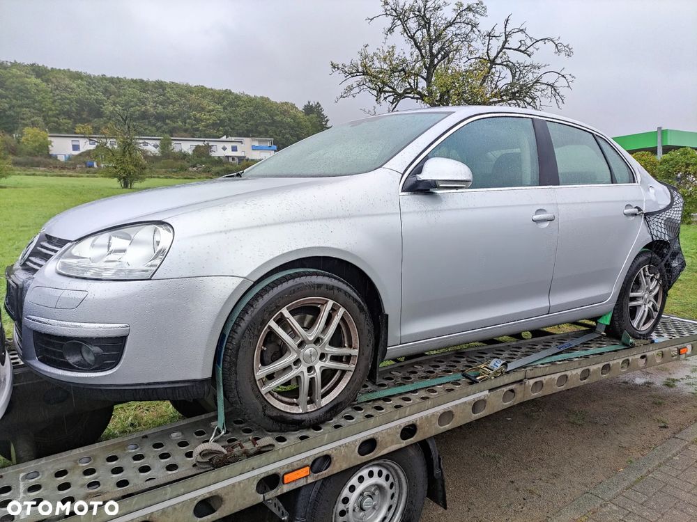 Volkswagen Jetta 1.6 FSI Comfortline - 2