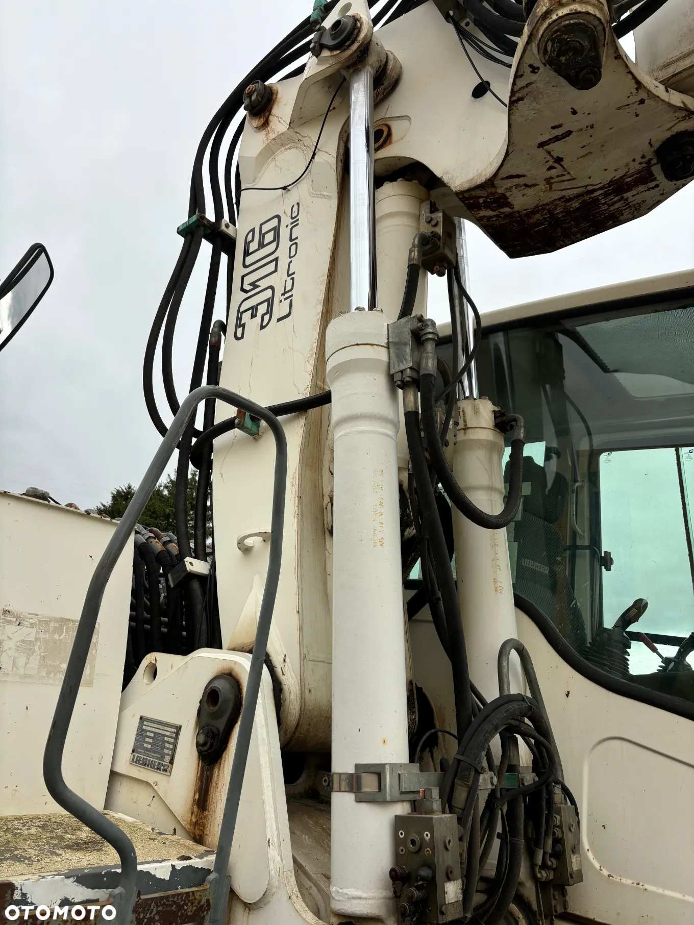 Liebherr A316 z 2004r. / 3 łyżki / podpory / pług - 29