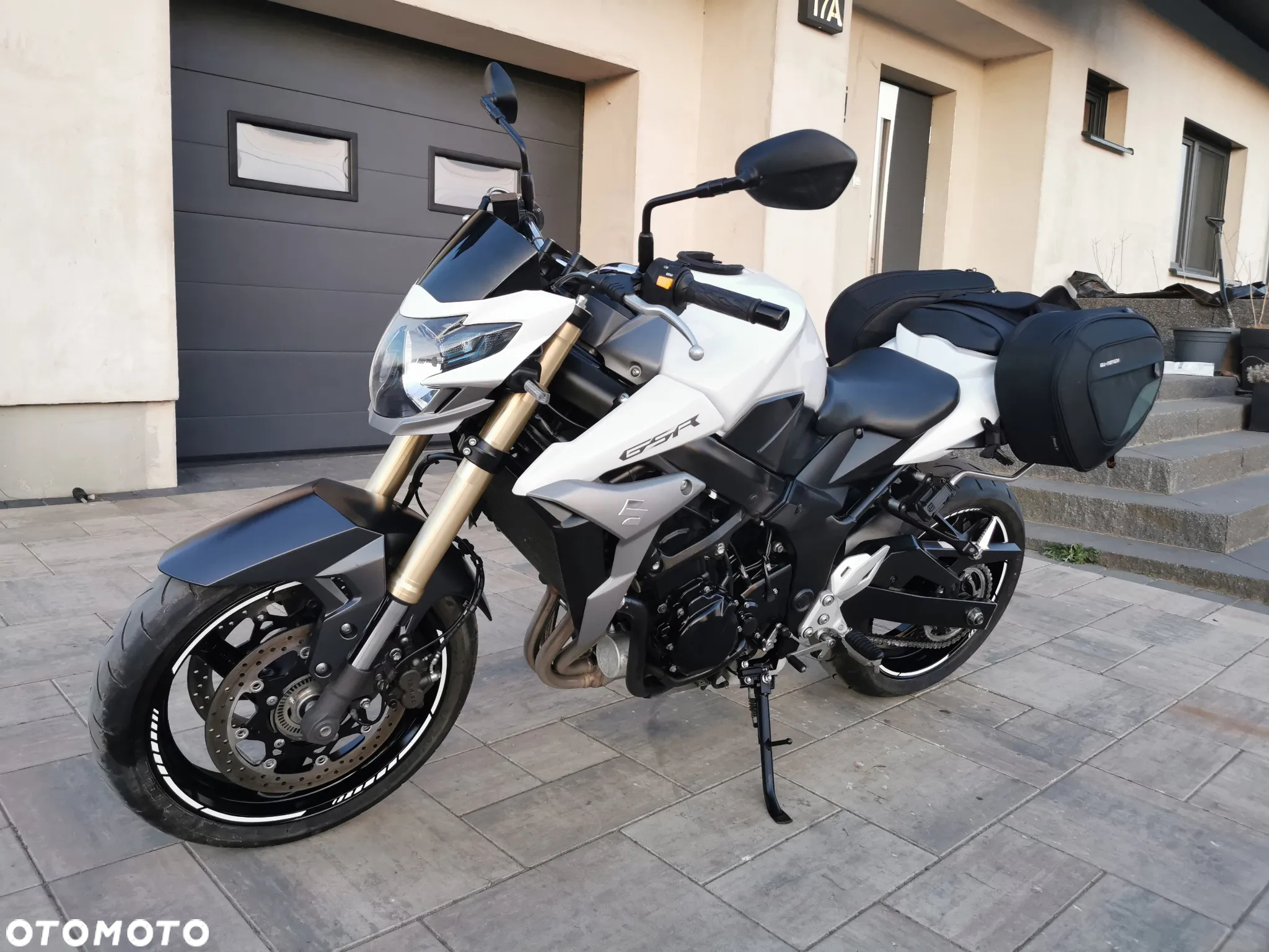 Suzuki GSR - 4
