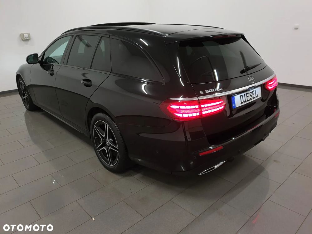 Mercedes-Benz Klasa E 300 de 4Matic 9G-TRONIC AMG Line - 4