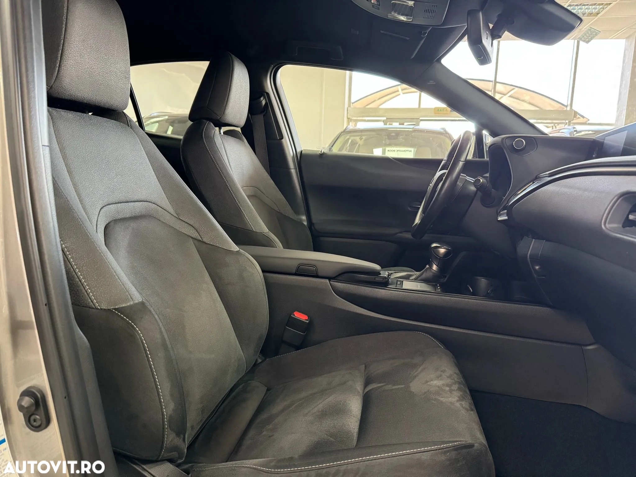 Lexus UX 250h 2.0L HEV 20H- (178 HP) 4X4 CVT F Sport - 18