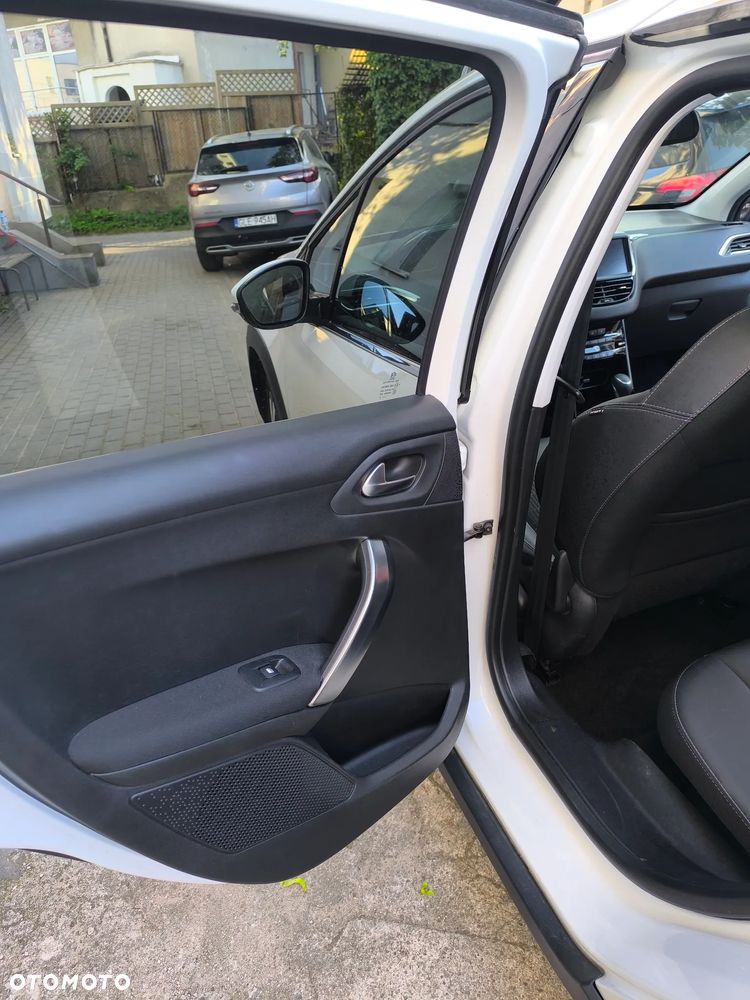 Peugeot 2008 1.2 Pure Tech Allure S&S EAT6 - 22