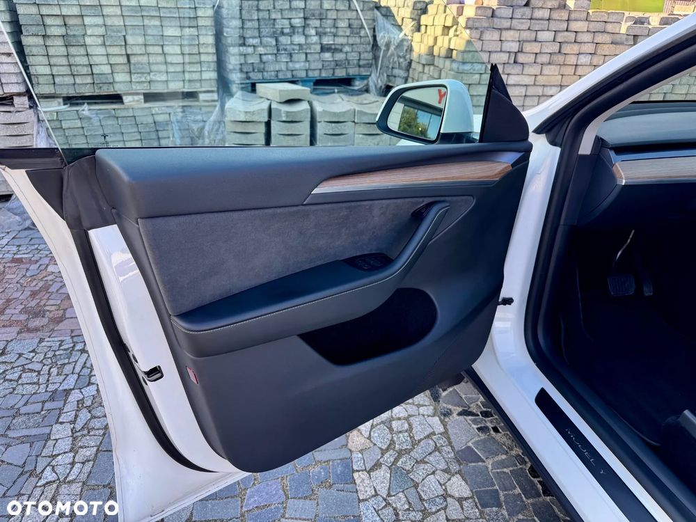Tesla Model Y - 9