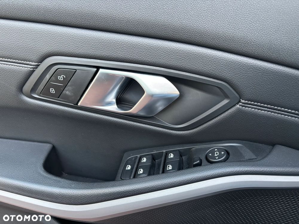 BMW Seria 3 318i Business Edition sport - 18