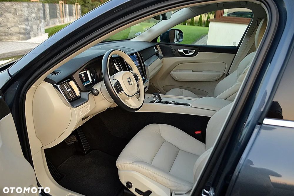 Volvo XC 60 B4 D Momentum - 11