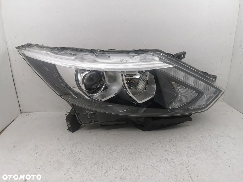 Lampa przednia prawa Nissan Qashqai J11 - 19