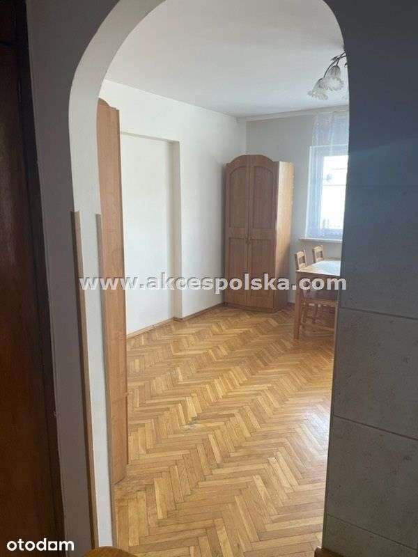 Przestronny pokój,oddzielna kuchnia, dobra komun.