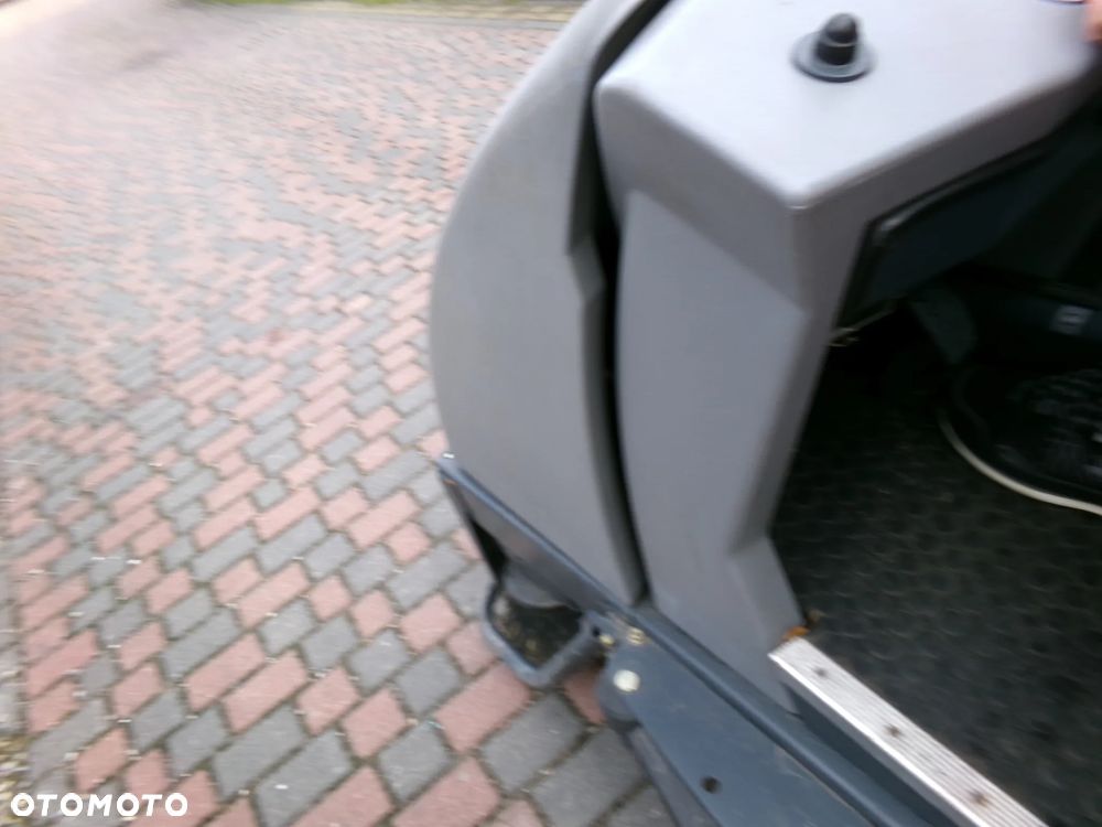 Hako hako scrubmaster b310r zamiatarko szczotkarka myjąca - 14