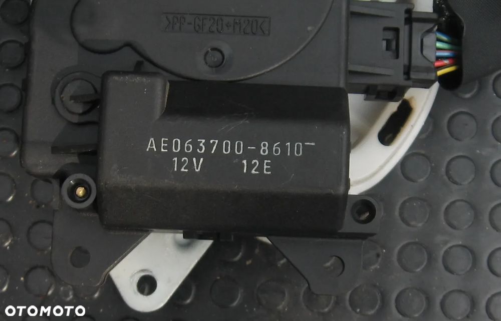 silniczek klapy nawiewu AE063700-8610 AVENSIS T25 COROLLA E12 - 3