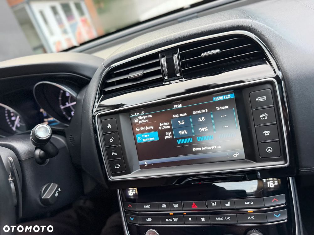 Jaguar XE 2.0 D Portfolio - 40