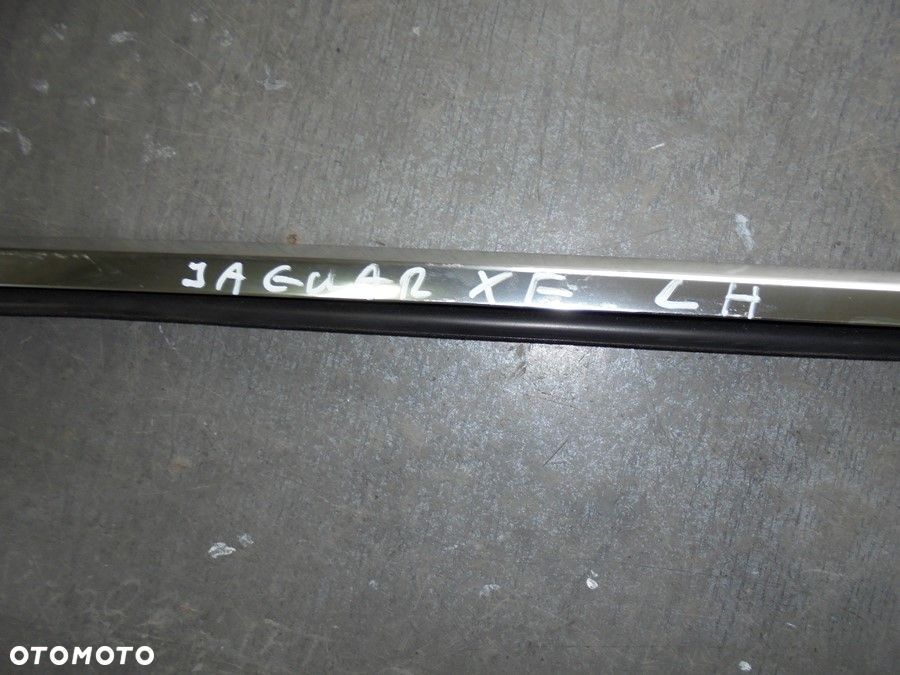 Jaguar XF listwa zgarniająca parapet chrom L tył - 2