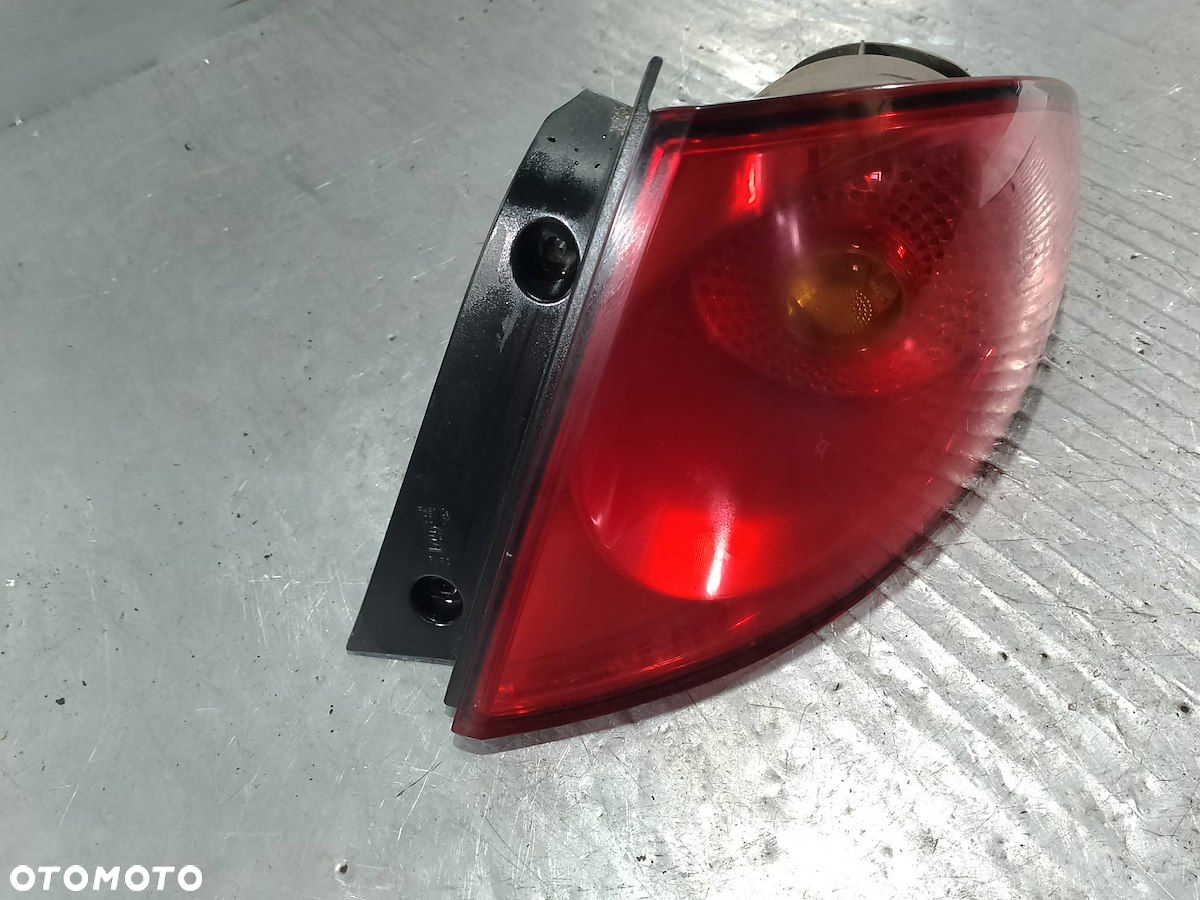 LAMPA TYLNA PRAWA SEAT TOLEDO III 5P5945096B  5P5945112 - 3