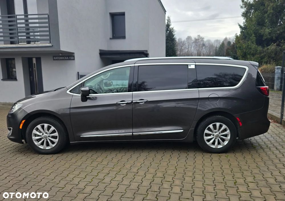 Chrysler Pacifica - 8