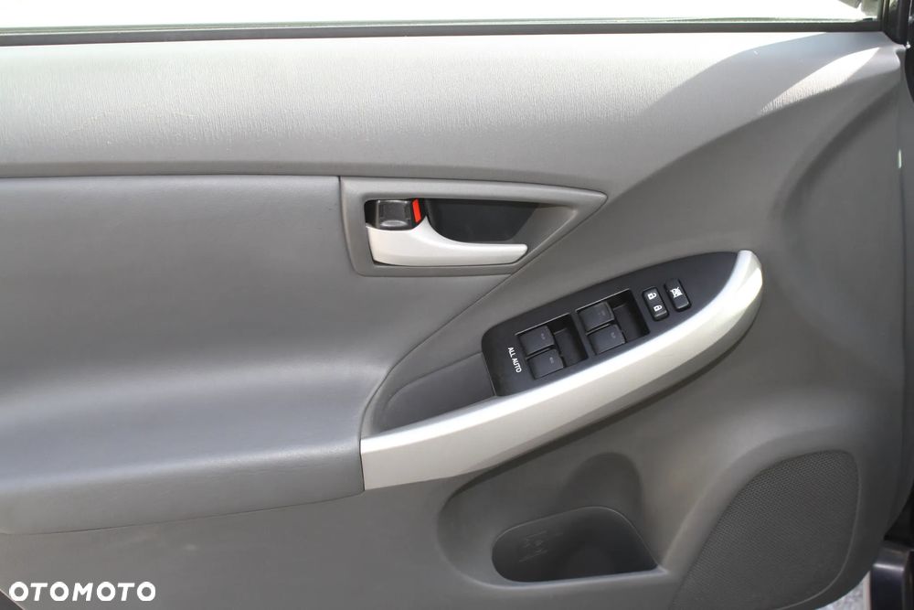 Toyota Prius (Hybrid) Executive - 13