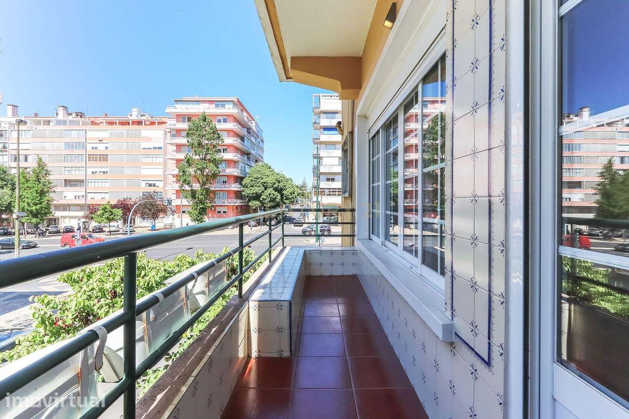 Apartamento T3 para arrendamento com varanda junto à Avenida de Roma | - Grande imagem: 3/32