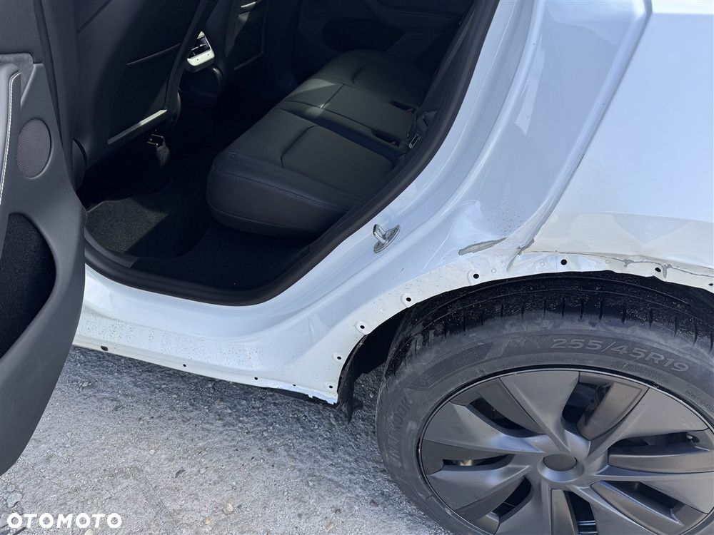 Tesla Model Y - 21