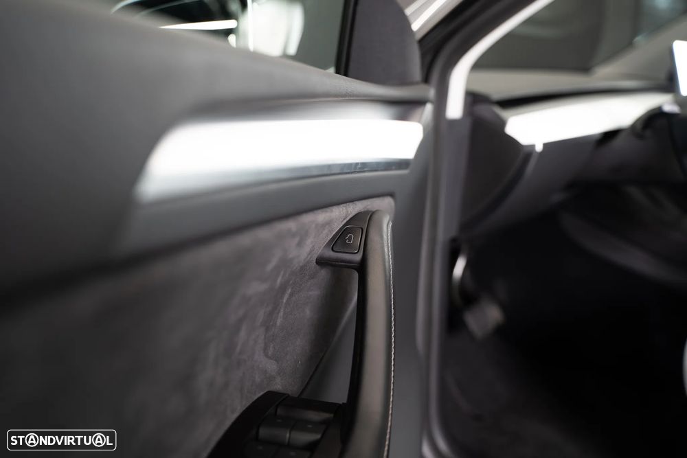 Tesla Model Y Long Range Tração Integral - 17
