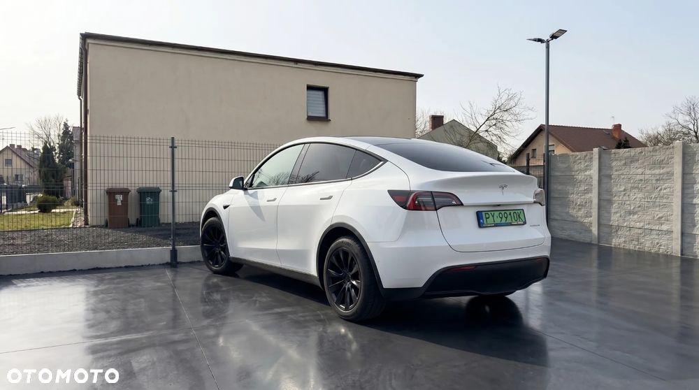 Tesla Model Y - 8
