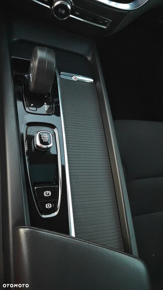 Volvo V60 B3 B DKG Momentum - 17