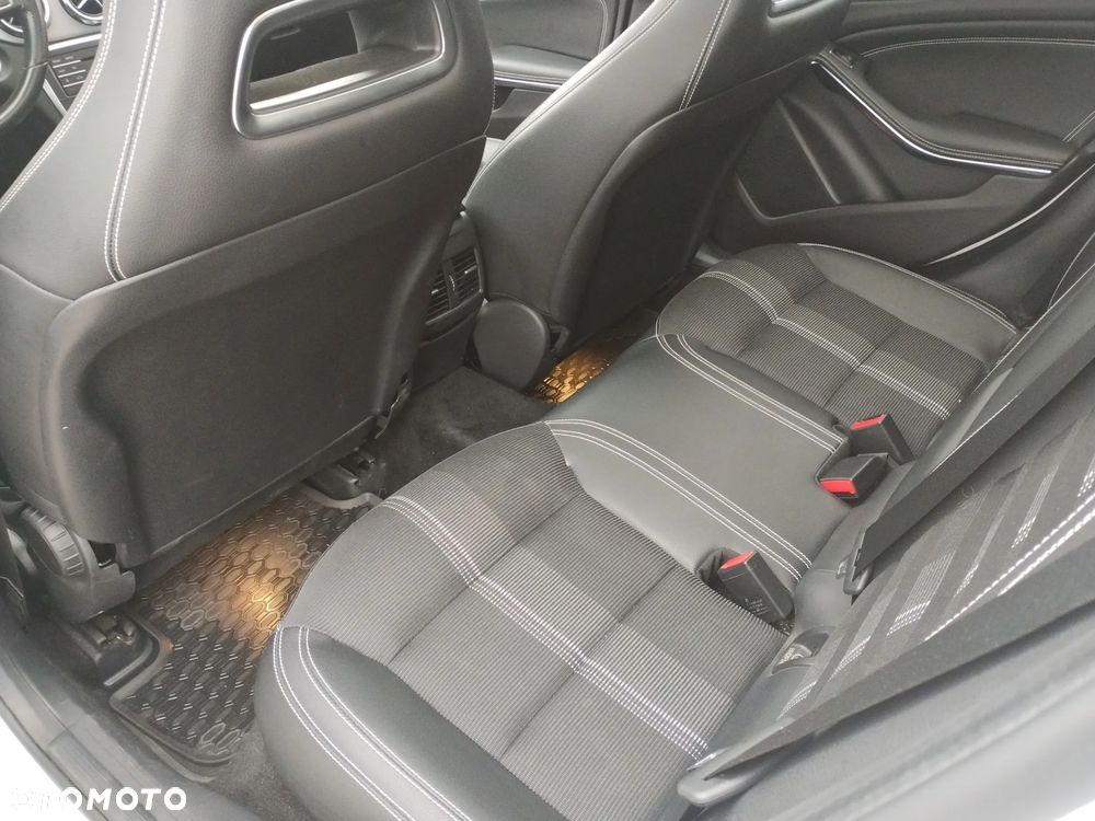 Mercedes-Benz GLA 200 7G-DCT AMG Line - 27