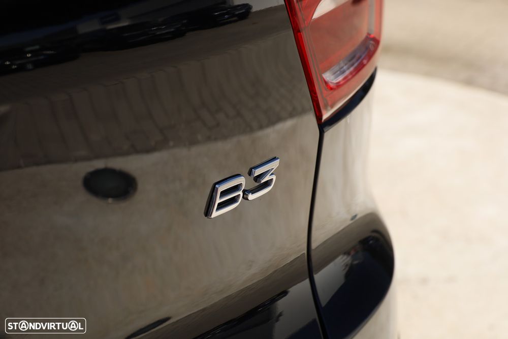 Volvo XC 40 2.0 B3 Plus Dark - 32