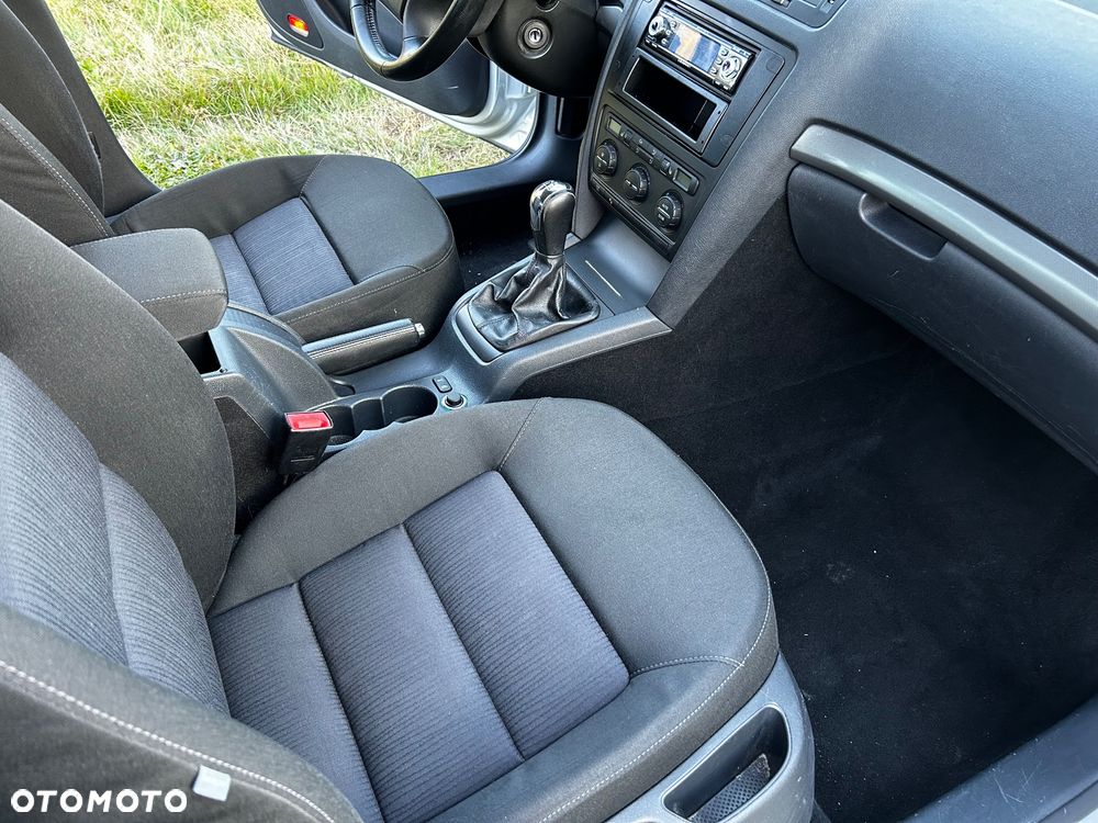 Skoda Octavia 1.6 FSI Ambiente - 9