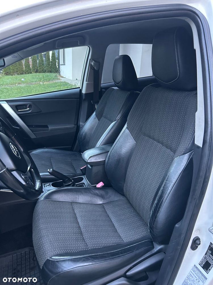 Toyota Auris ver-1-8-hsd-luna - 9