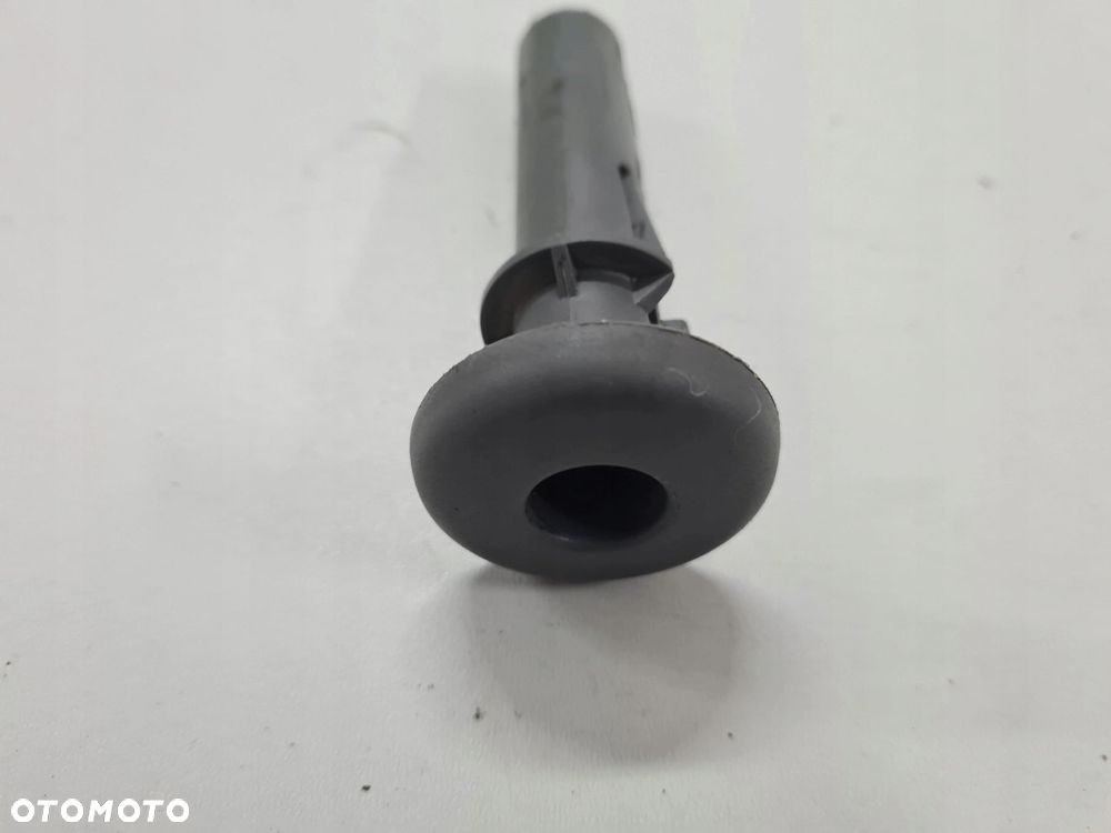 VW T5 mocowanie blokada zagłówka fotela SZARA 7H0881920 - 1