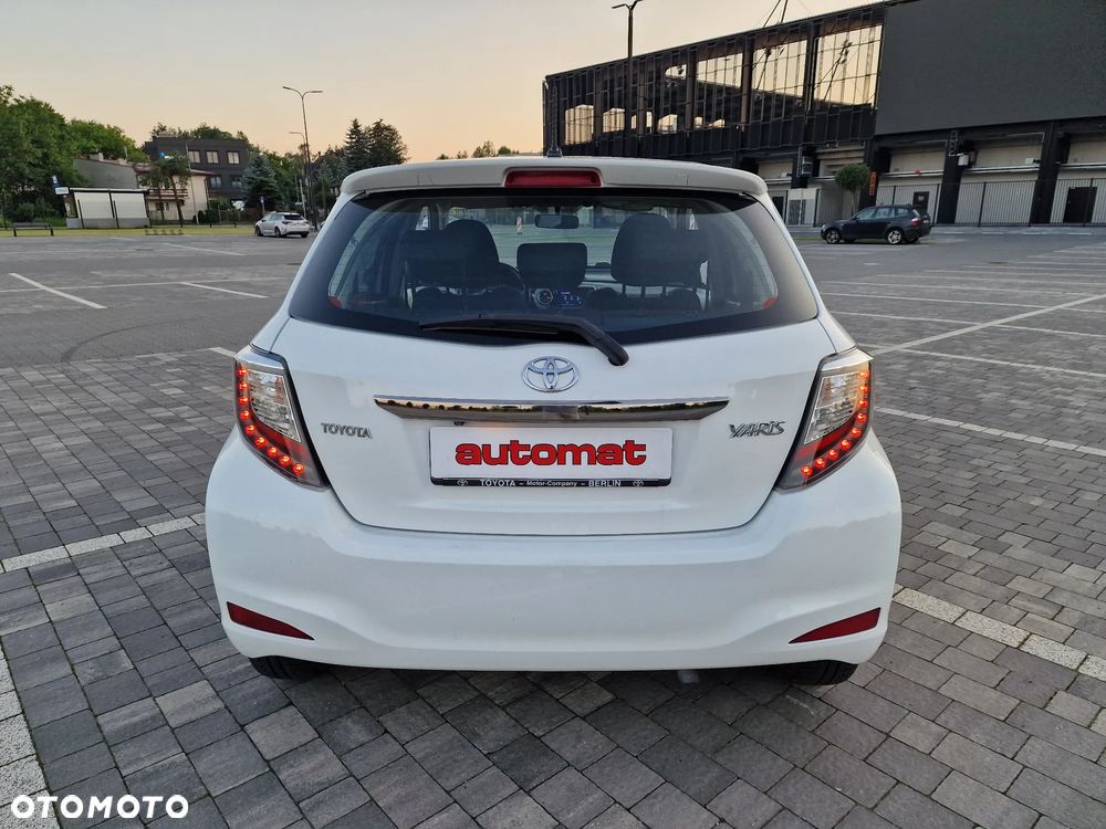 Toyota Yaris Hybrid 100 Business Edition - 10