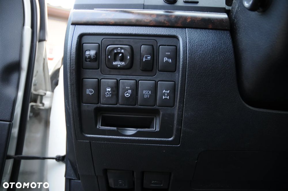 Toyota Land Cruiser - 22