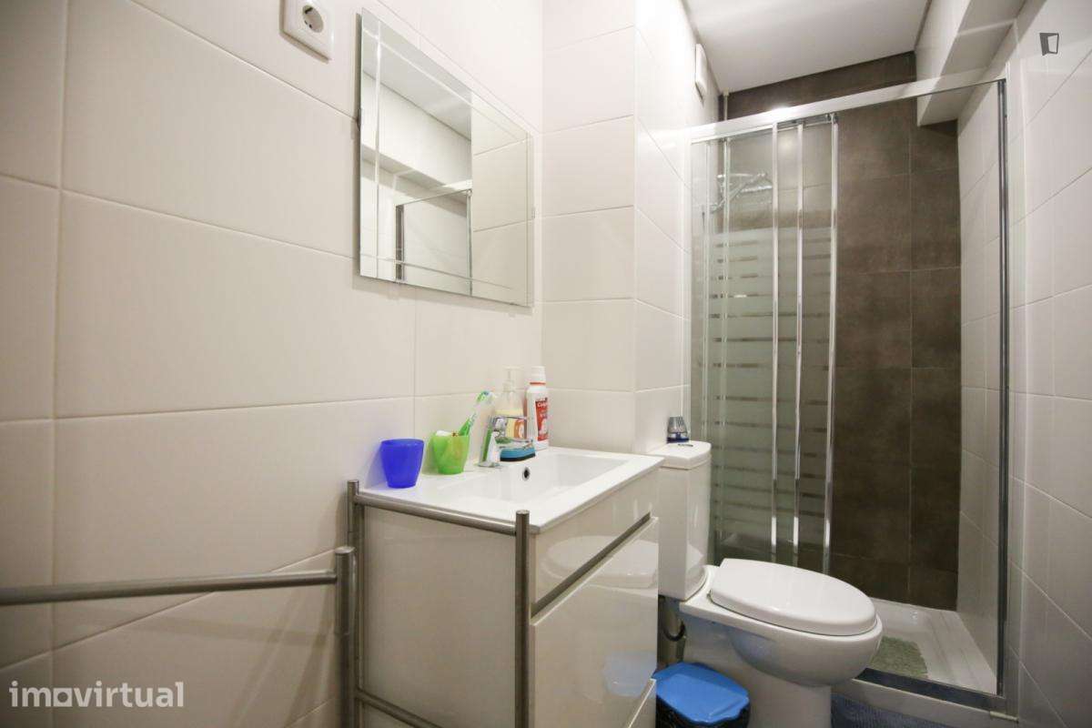 Quarto - localizado em Carnide Lisbon - Grande imagem: 2/24